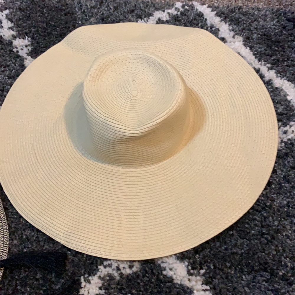 Beach hats - Picture 3 of 3